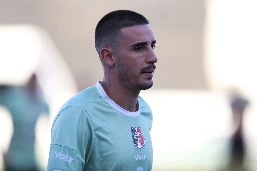 PE – RECIFE – 20/02/2025 – SANTA CRUZ, TREINO – Thiago Galhardo jogador do Santa Cruz durante treino da equipe no estadio do Arruda em Recife (PE). A equipe se prepara para enfrentar o Maguary pelo Campeonato Pernambucano 2025. Foto: Marlon Costa/AGIF