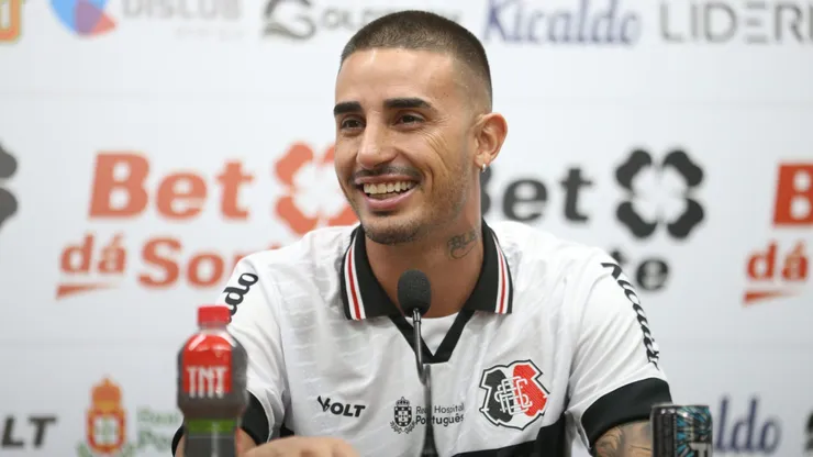 Thiago Galhardo e apresentado como novo reforco do Santa Cruz, durante entrevista coletiva no estadio do Arruda em Recife (PE). A contratacao do jogador foi bancada pelos investidores da futura SAF do clube.