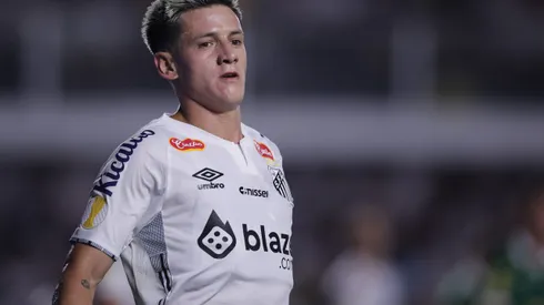 Léo Godoy durante confronto entre Santos e Palmeiras no Campeonato Paulista de 2025. Foto: Ettore Chiereguini/AGIF