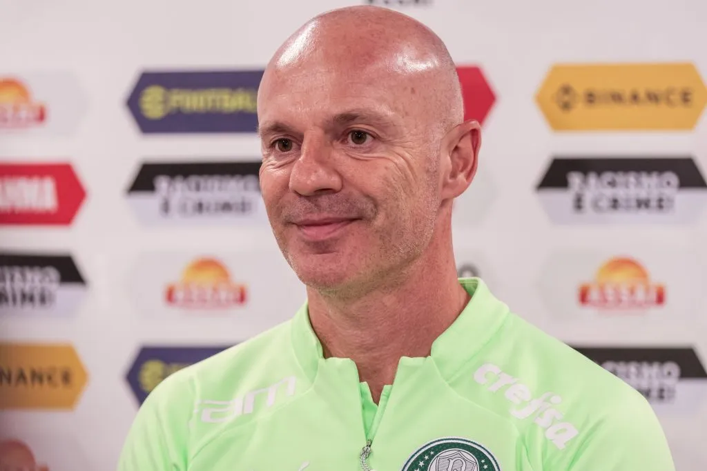 PR – CURITIBA – 22/10/2023 – BRASILEIRO A 2023, CORITIBA X PALMEIRAS – Vitor Castanheira auxiliar tecnico do Palmeiras durante entrevista antes da partida contra o Coritiba no estadio Couto Pereira pelo campeonato Brasileiro A