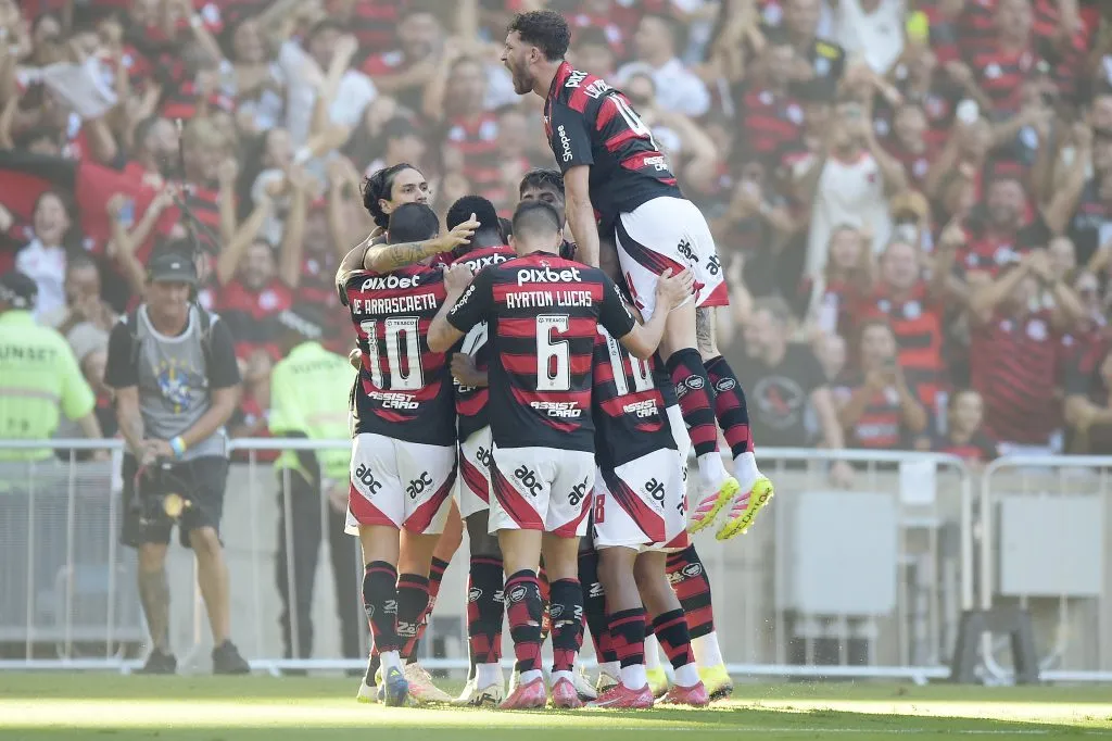 RJ – RIO DE JANEIRO – 27/04/2025 – BRASILEIRO A 2025, FLAMENGO X CORINTHIANS – Everton jogador do Flamengo comemora seu gol com jogadores do seu time durante partida contra o Corinthians no estádio Maracanã pelo campeonato Brasileiro A 2025. Foto: Alexandre Loureiro/AGIF