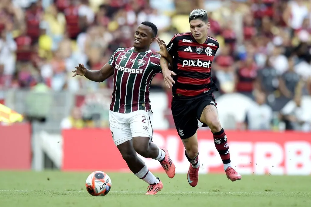 RJ – RIO DE JANEIRO – 08/02/2025 – CARIOCA 2025, FLUMINENSE X FLAMENGO – Jhon Arias jogador do Fluminense disputa lance com Ayrton Lucas jogador do Flamengo durante partida no estadio Maracana pelo campeonato Carioca 2025. Foto: Alexandre Loureiro/AGIF