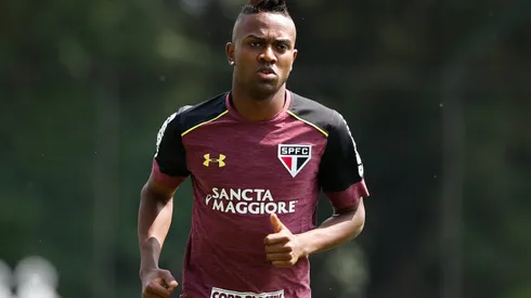 Kelvin durante treinamento do São Paulo em 2016.