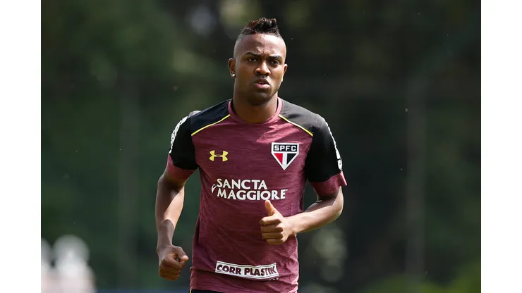 Kelvin durante treinamento do São Paulo em 2016.