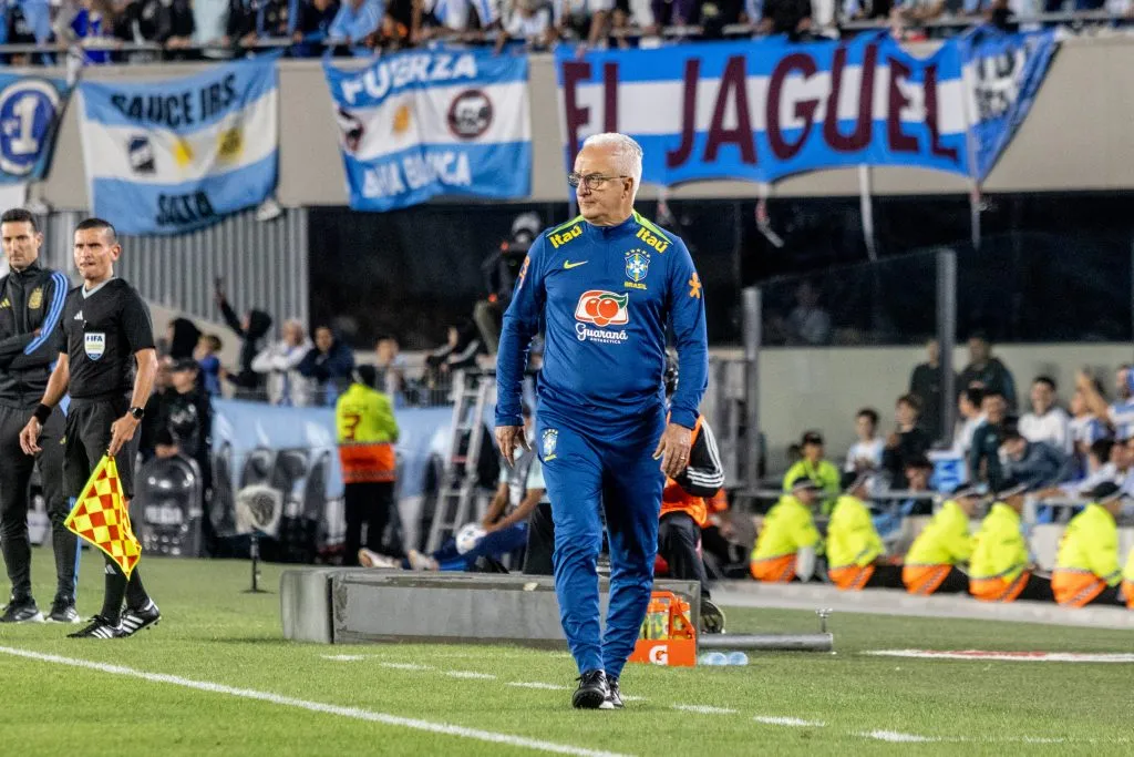 ARG – BUENOS AIRES  – 25/03/2025 – ELIMINATORIAS COPA DO MUNDO 2026, ARGENTINA X BRASIL – Dorival Junioe tecnico do Brasil durante partida contra a Argentina no estadio Monumental de Nunez pelas Eliminatorias Copa Do Mundo 2026. Foto: Lucas Gabriel Cardoso/AGIF
