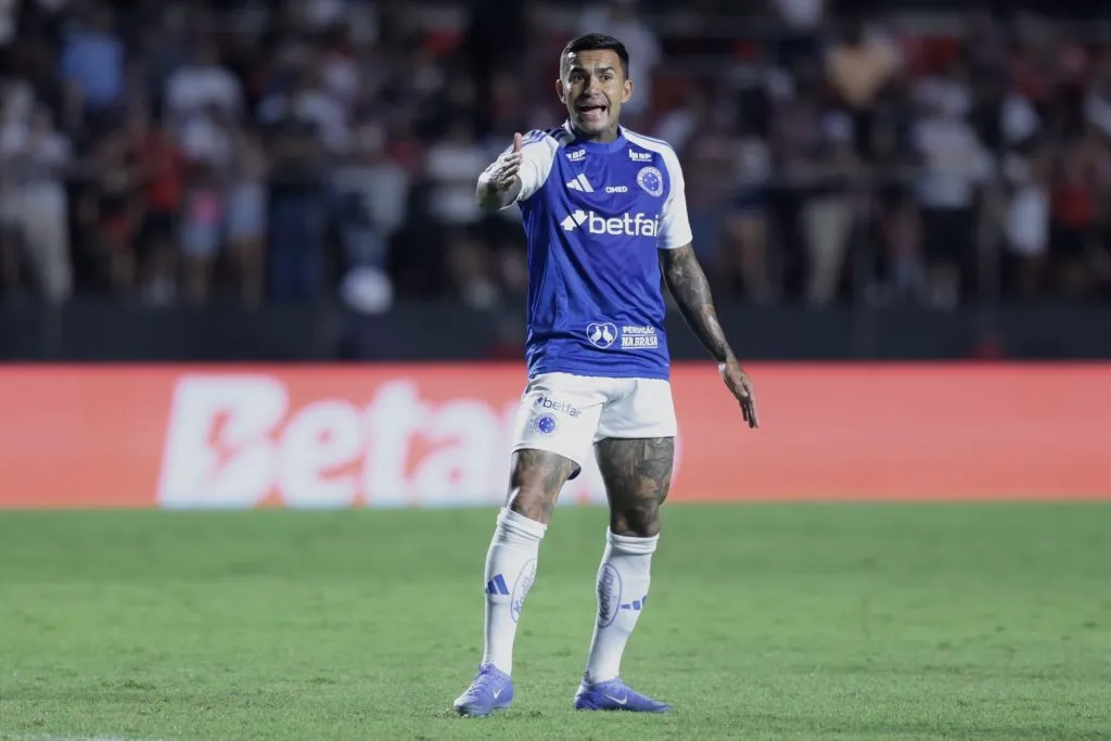 -Dudu jogador do Cruzeiro durante partida contra o São Paulo no Morumbi pelo campeonato Brasileiro A 2025. Foto: Marcello Zambrana/AGIF