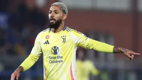 Douglas Luiz da Juventus gesticula durante a partida da Série A entre Como 1907 e Juventus no Stadio G. Sinigaglia em 07 de fevereiro de 2025 em Como, Itália. (Foto de Marco Luzzani/Getty Images)
