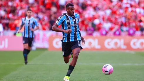 Edenilson jogador do Gremio durante partida contra o Internacional no estadio Beira-Rio pelo campeonato Brasileiro A 2024.