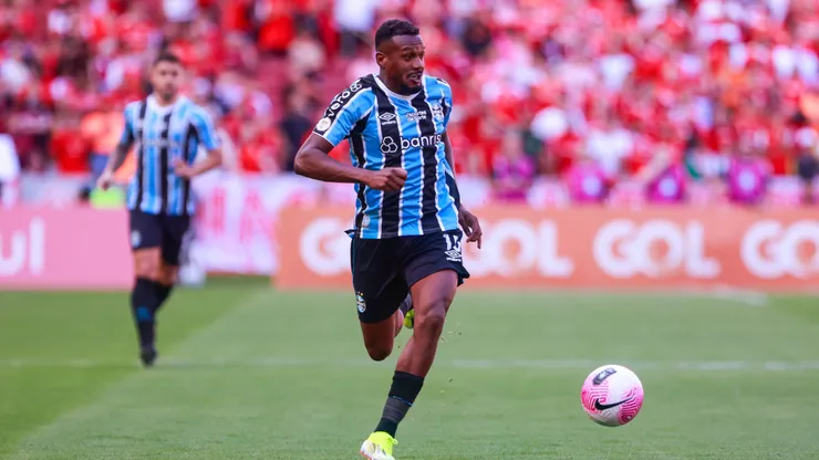 Edenilson jogador do Gremio durante partida contra o Internacional no estadio Beira-Rio pelo campeonato Brasileiro A 2024.
