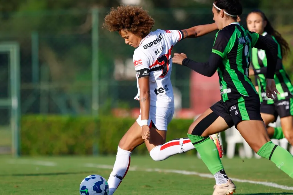 Jogadoras de São Paulo e América-MG brigam pela bola (Divulgação/Rubens Chiri/saopaulofc.net)