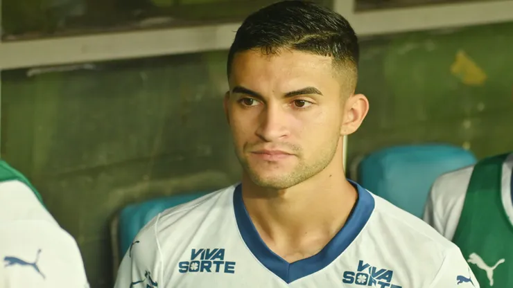 BA - SALVADOR - 30/03/2025 - BRASILEIRO A 2025, BAHIA X CORINTHIANS - Rodrigo Nestor, jogador do Bahia durante execucao do hino nacional antes da partida contra o Corinthians no estadio Arena Fonte Nova pelo campeonato Brasileiro A 2025. Foto: Walmir Cirne/AGIF