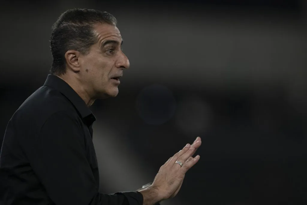 RJ – RIO DE JANEIRO – 30/04/2025 – COPA DO BRASIL 2025, BOTAFOGO X CAPITAL – Renato Paiva tecnico do Botafogo durante partida contra o Capital no estadio Engenhao pelo campeonato Copa Do Brasil 2025. Foto: Jorge Rodrigues/AGIF