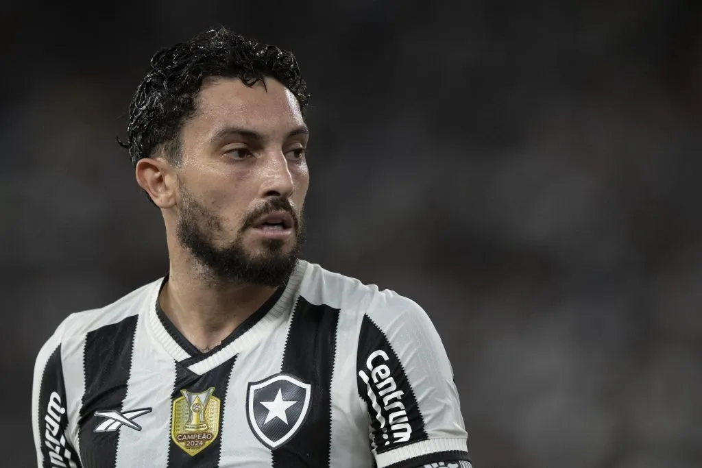 Alex Telles elogiou Jeffinho no Botafogo – Foto: Jorge Rodrigues/AGIF.