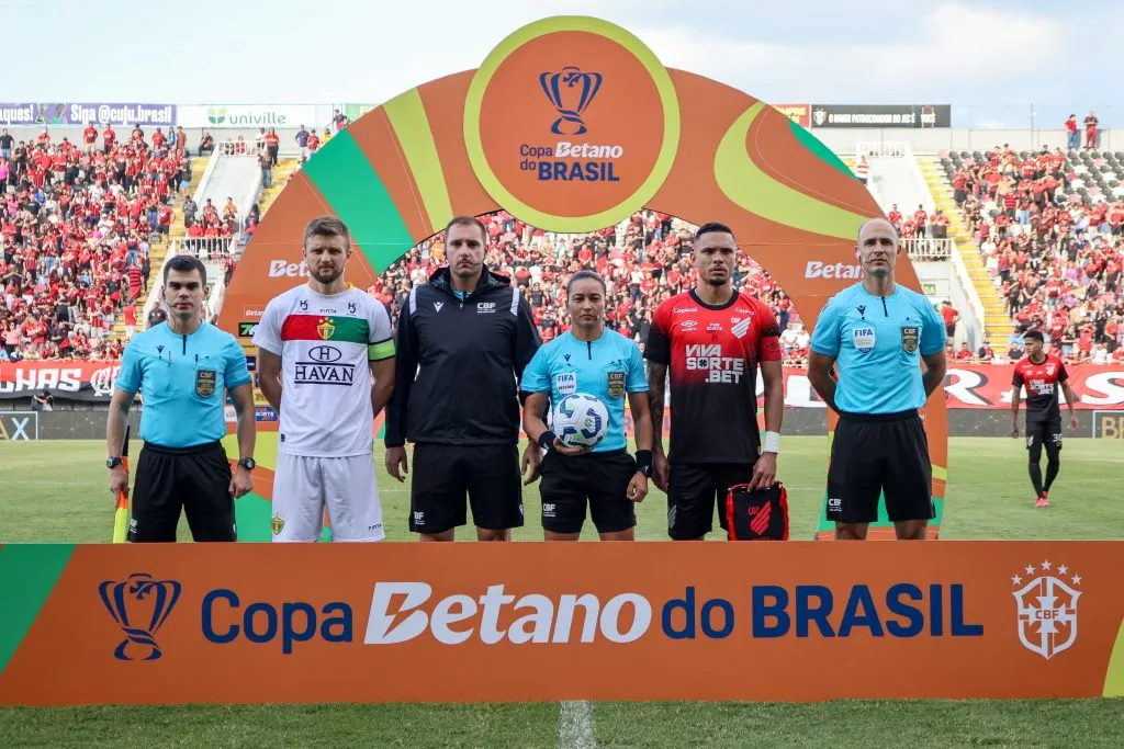 Jogadores do Brusque e Athletico-PR posam para fotos ao lado do arbitro antes na partida no estadio Arena Joinville pelo campeonato Copa Do Brasil 2025. Foto: Lucas Gabriel Cardoso/AGIF