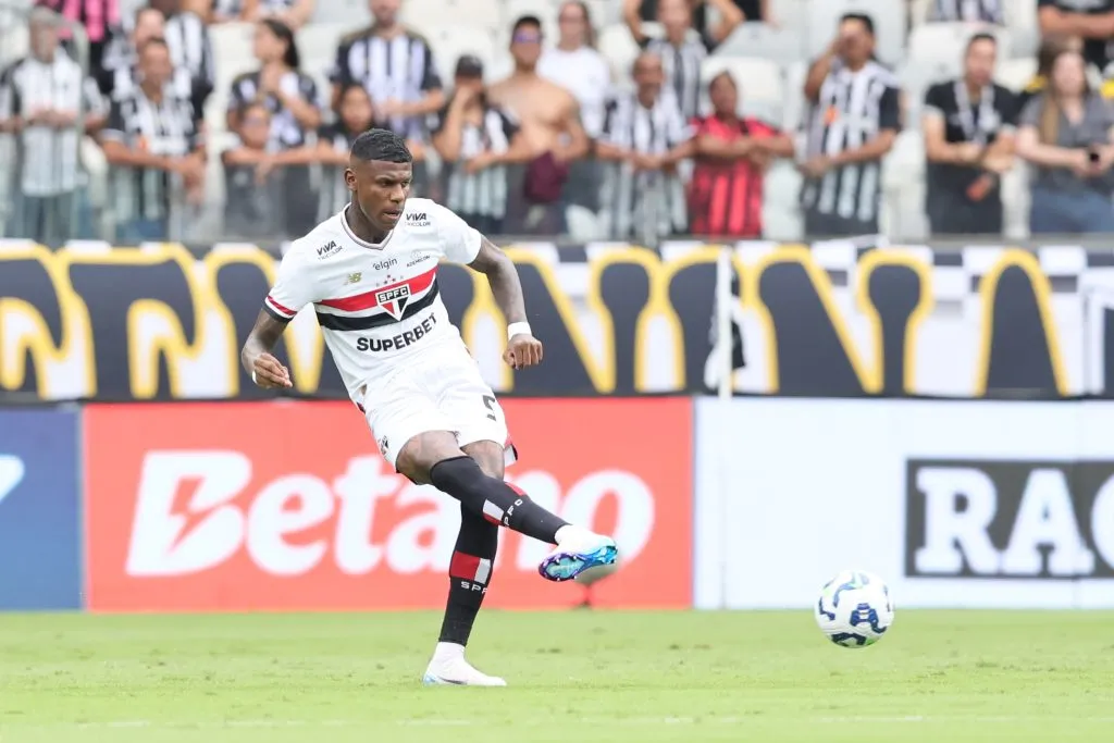 Arboleda jogador do São Paulo durante partida contra o Atlético-MG pelo campeonato Brasileiro A 2025. Foto: Gilson Lobo/AGIF