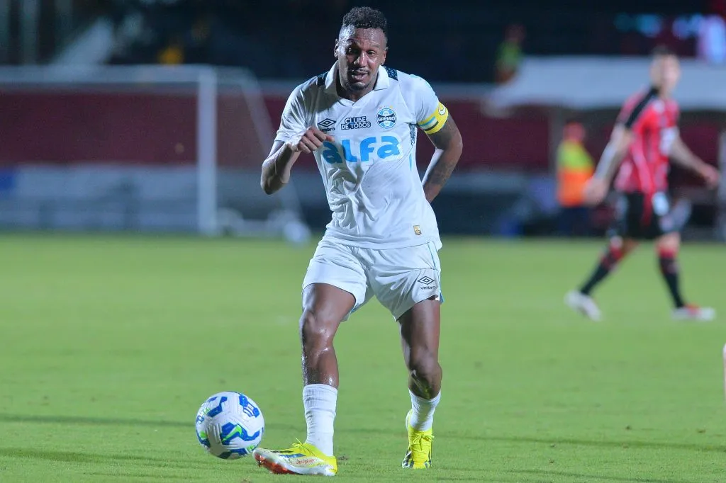 Edenilson, jogador do Grêmio durante partida contra o Vitoria pelo campeonato Brasileiro A 2025. Foto: Walmir Cirne/AGIF
