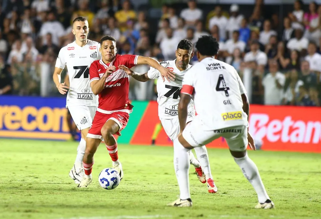 Jogador do Santos durante partida contra o CRB no estadio Vila Belmiro pelo campeonato Copa Do Brasil 2025. Foto: Mauricio De Souza/AGIF