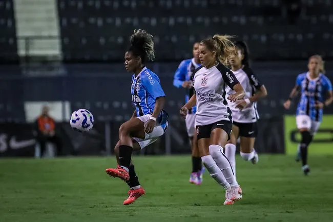 Jogadoras de Grêmio e Corinthians brigam pela bola (Reprodução/Caroline Motta/Grêmio)
