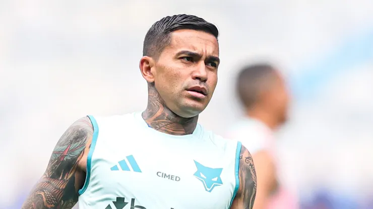 Dudu jogador do Cruzeiro durante aquecimento antes da partida contra o Betim no estadio Mineirao pelo campeonato Mineiro 2025.