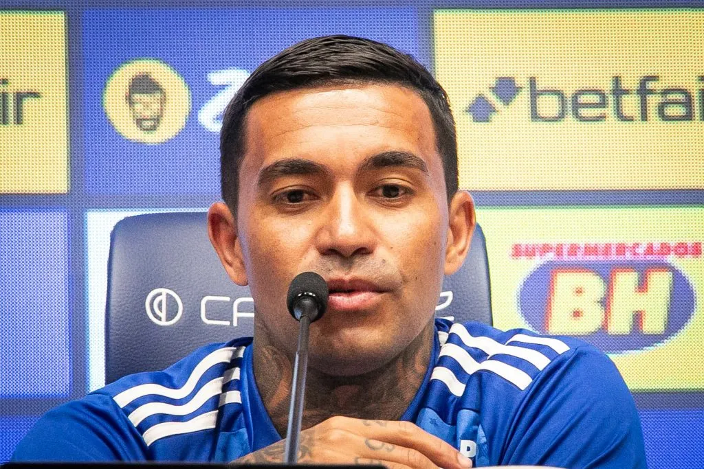 MG – BELO HORIZONTE – 03/01/2025 – CRUZEIRO APRESENTACAO DO JOGADOR DUDU –  durante sua apresentacao oficial como jogador do Dudu em coletiva de imprensa realizada no CT Toca II. Foto: Fernando Moreno/AGIF