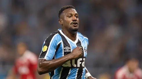 Edenilson aparece mancando no Grêmio e situação oficial é revelada