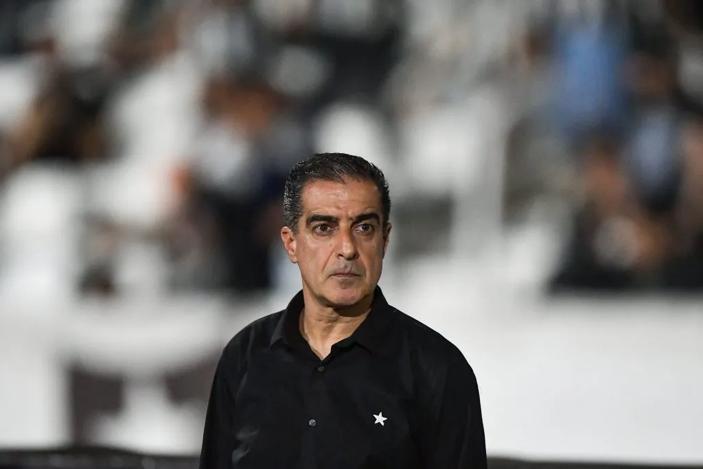 RJ – RIO DE JANEIRO – 26/04/2025 – BRASILEIRO A 2025, BOTAFOGO X FLUMINENSE – Renato Paiva tecnico do Botafogo durante partida contra o Fluminense no estadio Engenhao pelo campeonato Brasileiro A 2025. Foto: Thiago Ribeiro/AGIF