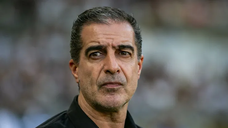 Renato Paiva tecnico do Botafogo durante partida contra o Atletico-MG no estadio Mineirao pelo campeonato Brasileiro A 2025.