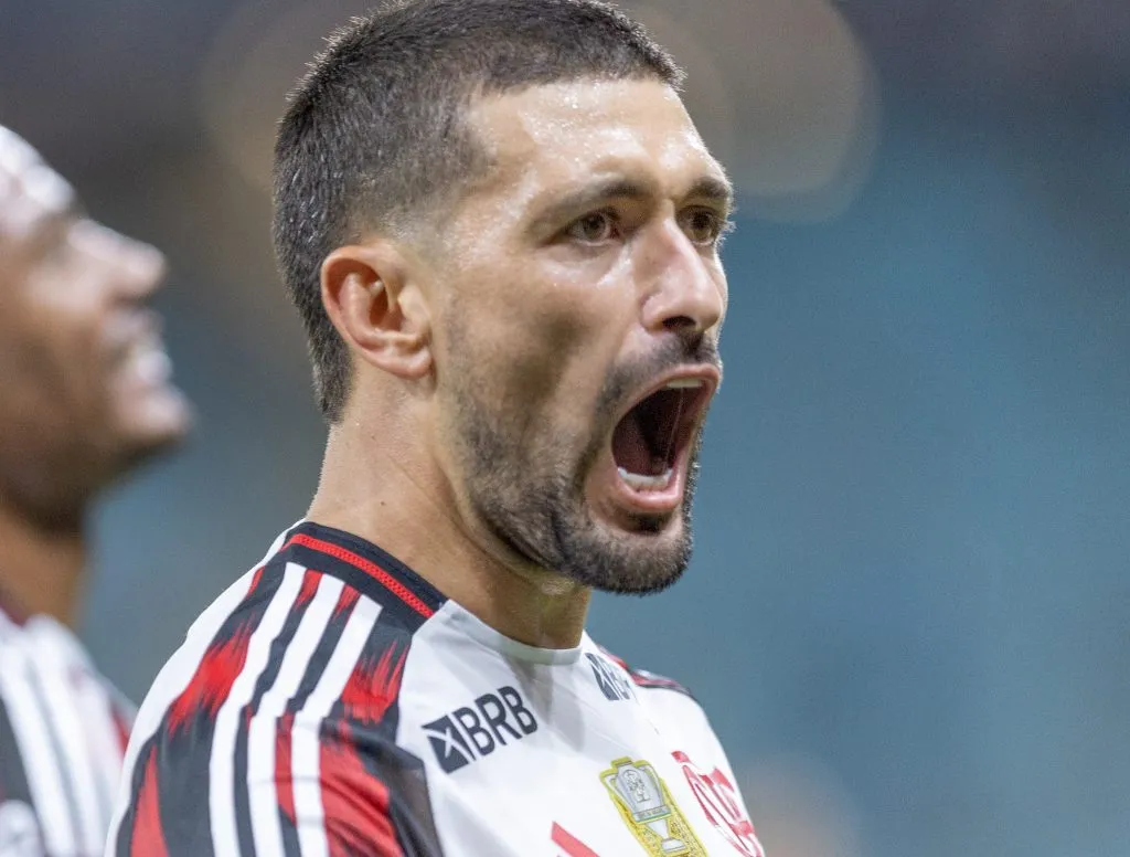 RS – PORTO ALEGRE – 13/04/2025 – BRASILEIRO A 2025, GREMIO X FLAMENGO – Giogian De Arrascaeta jogador do Flamengo comemora seu gol durante partida contra o Gremio no estadio Arena do Gremio pelo campeonato Brasileiro A 2025. Foto: Liamara Polli/AGIF