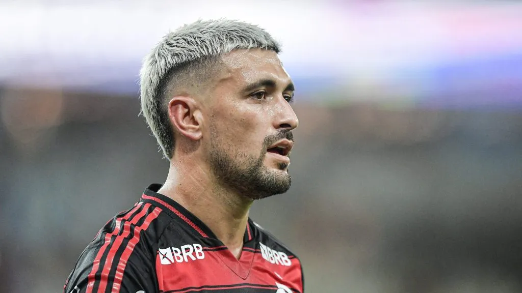 Arrascaeta em duelo pelo Flamengo. Foto: Thiago Ribeiro/AGIF
