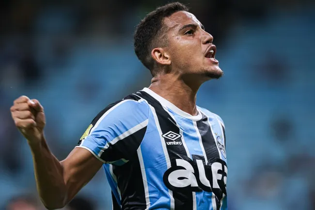 Gustavo Martins jogador do Grêmio comemora seu gol durante partida contra o Pelotas pelo campeonato Gaucho 2025. Foto: Maxi Franzoi/AGIF