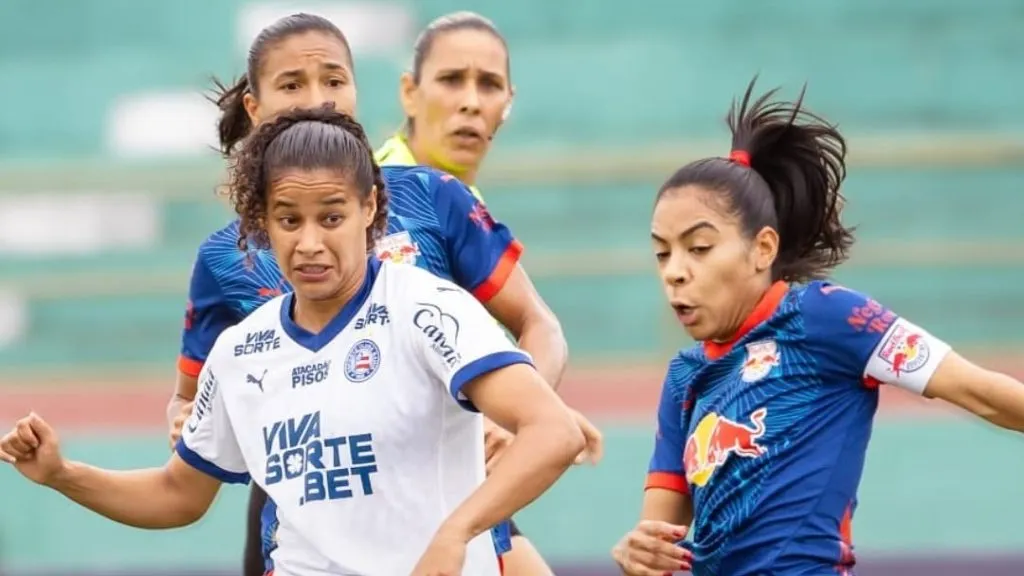 Jogadoras de Bahia e Bragantino brigam pela bola (Reprodução/Leticia Martins/Bahia)