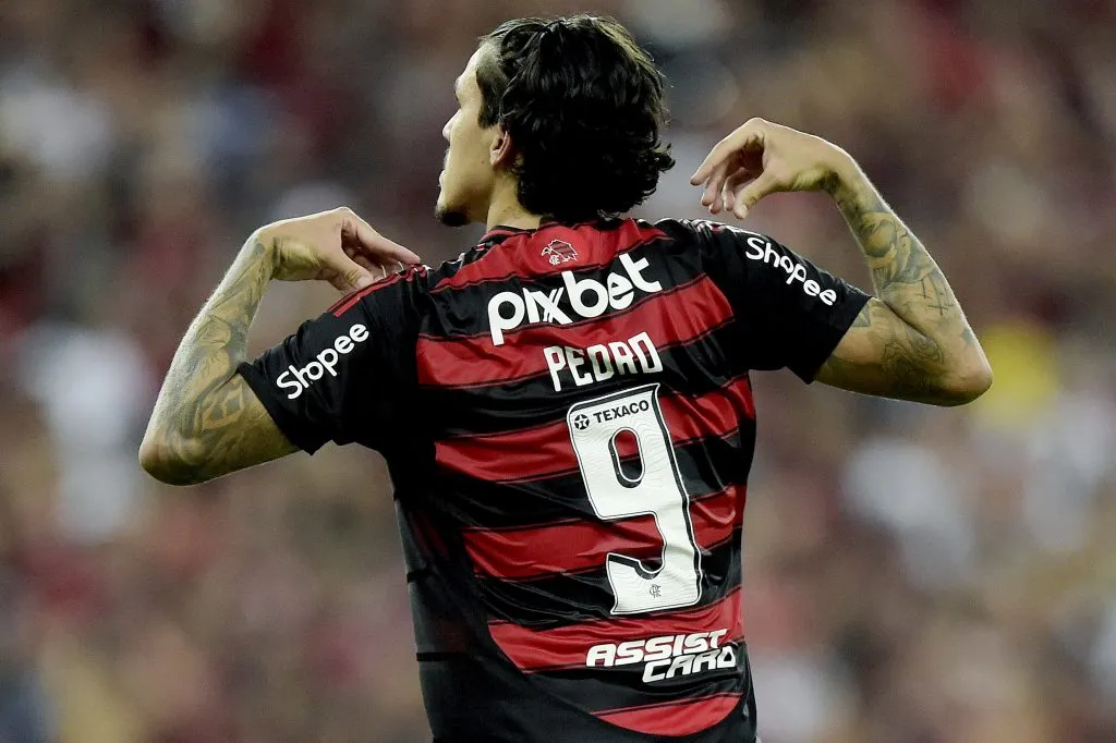 RJ – RIO DE JANEIRO – 27/04/2025 – BRASILEIRO A 2025, FLAMENGO X CORINTHIANS – Pedro jogador do Flamengo comemora seu gol durante partida contra o Corinthians no estadio Maracana pelo campeonato Brasileiro A 2025. Foto: Alexandre Loureiro/AGIF