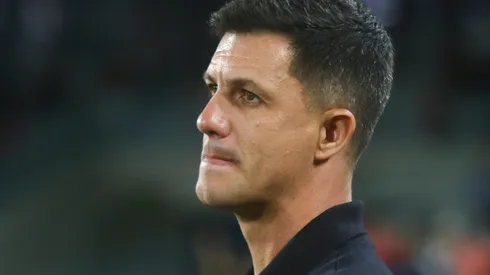 Maurício Barbieri durante confronto contra o Criciúma na Série B de 2025. Foto: Gabriel Machado/AGIF