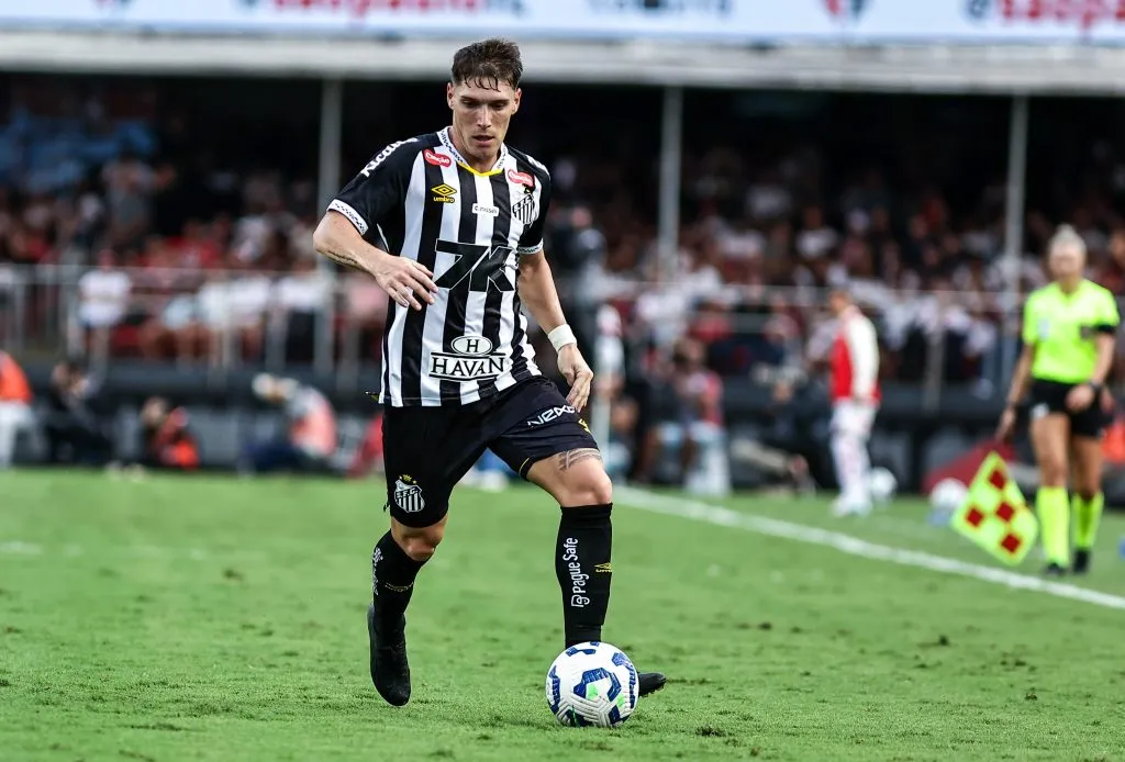 Rollheiser durante partida contra o São Paulo no Campeonato Brasileiro de 2025. Foto: Fabio Giannelli/AGIF