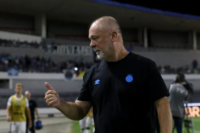 Mano Menezes durante partida contra o CSA na Copa do Brasil 2025. Foto: Marlon Costa/AGIF