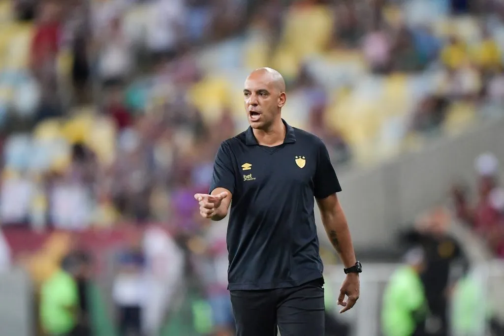 Pepa tecnico do Sport durante partida contra o Fluminense no estadio Maracana pelo campeonato Brasileiro A 2025. Foto: Thiago Ribeiro/AGIF