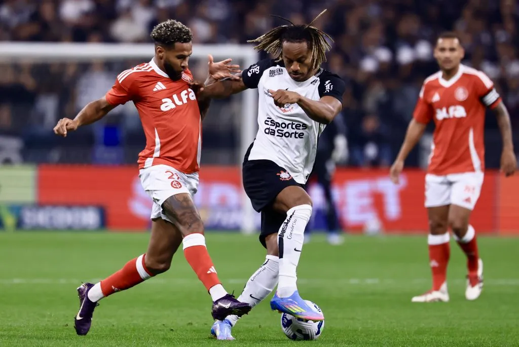 Andre Carrillo jogador do Corinthians disputa lance com Wesley jogador do Internacional durante partida no estadio Arena Corinthians pelo campeonato Brasileiro A 2025. Foto: Marcello Zambrana/AGIF