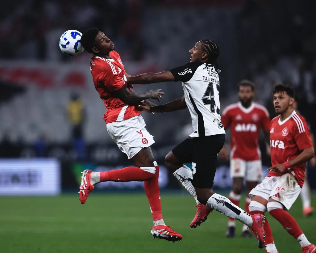 SP – SAO PAULO – 03/05/2025 – BRASILEIRO A 2025, CORINTHIANS X INTERNACIONAL – Talles Magno jogador do Corinthians disputa lance com Vitao jogador do Internacional durante partida no estadio Arena Corinthians pelo campeonato Brasileiro A 2025. Foto: Ettore Chiereguini/AGIF