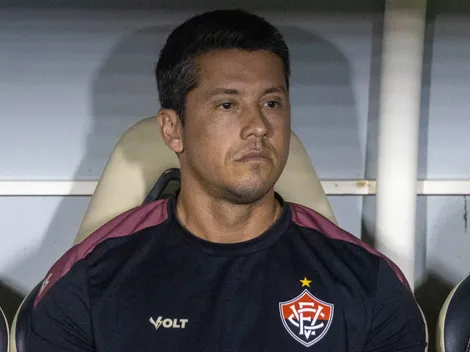 Vitória está fora da Sul-Americana e torcida pede demissão de Carpini