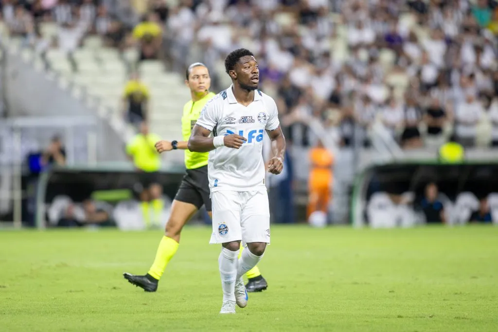 Amuzu jogador do Grêmio durante partida contra o Ceará pelo campeonato Brasileiro A 2025. Foto: Baggio Rodrigues/AGIF