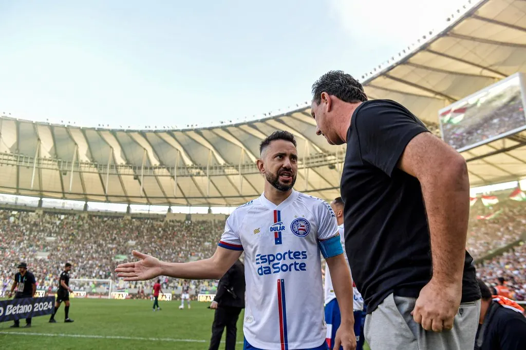 Rogério Ceni passando instruções a Everton Ribeiro no Bahia –  Foto: Thiago Ribeiro/AGIF