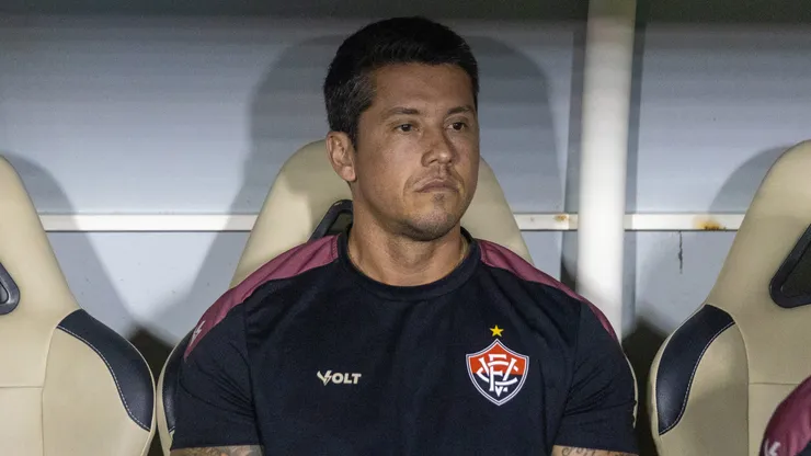 Tiago Carpini tecnico do Vitoria durante partida contra o Ceara no estadio Presidente Vargas (CE) pelo campeonato Brasileiro A 2025. Foto: Lucas Emanuel/AGIF