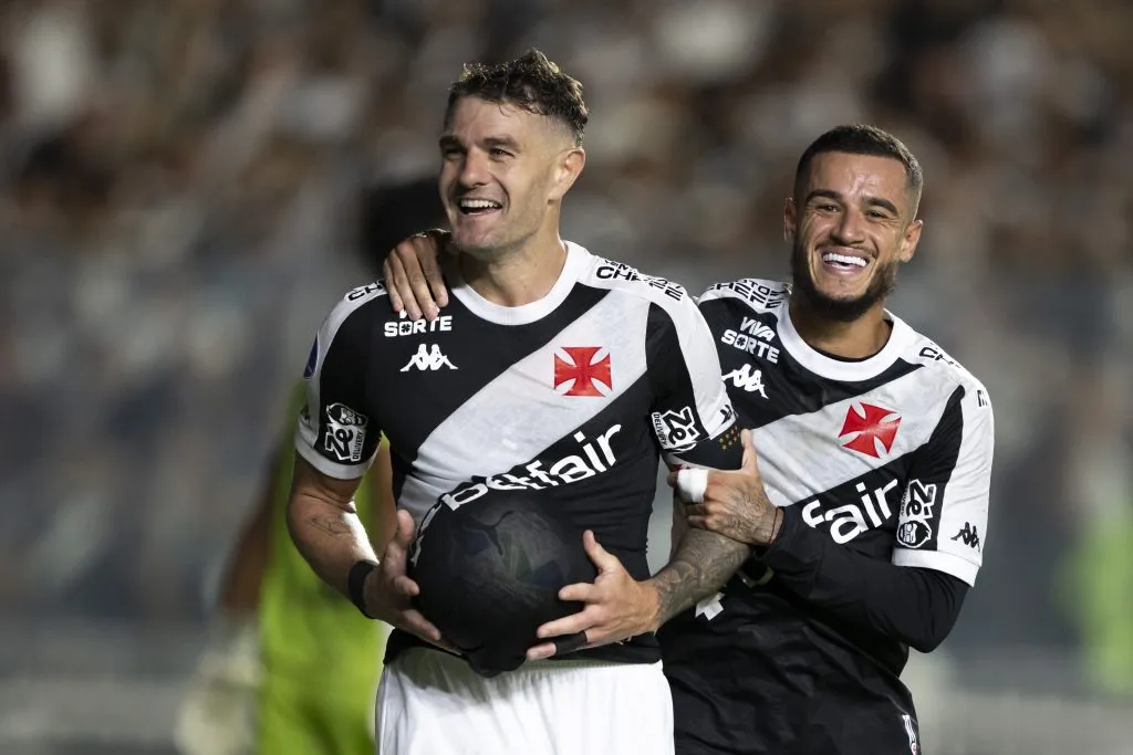 Coutinho e Vegetti pelo Vasco na Copa Sul-americana 2025. Foto: Jorge Rodrigues/AGIF