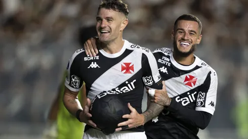 Vegetti jogador do Vasco comemora seu gol com Coutinho jogador da sua equipe durante partida contra o Puerto Cabello no estadio Sao Januario pelo campeonato Copa Sul-americana 2025. Foto: Jorge Rodrigues/AGIF