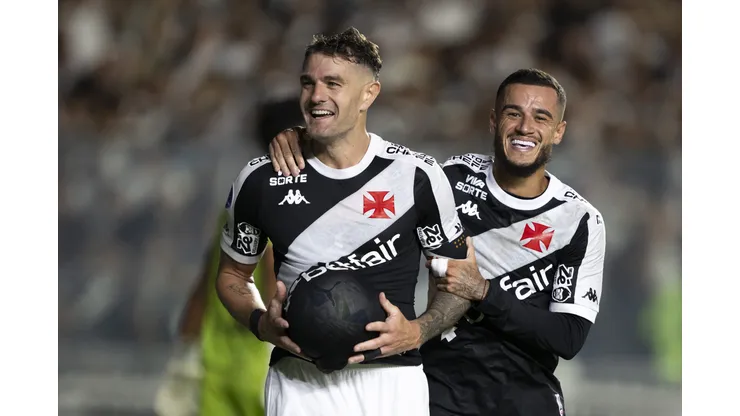 Vegetti jogador do Vasco comemora seu gol com Coutinho jogador da sua equipe durante partida contra o Puerto Cabello no estadio Sao Januario pelo campeonato Copa Sul-americana 2025. Foto: Jorge Rodrigues/AGIF