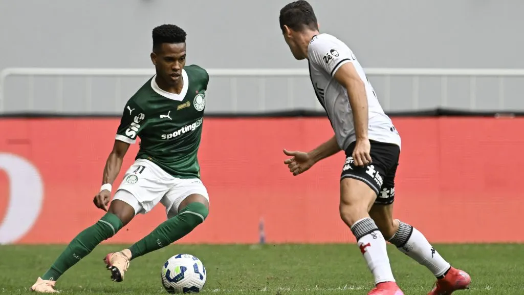 Estêvão em partida pelo Palmeiras contra o Vasco pelo Campeonato Brasileiro A 2025. Foto: Mateus Bonomi/AGIF