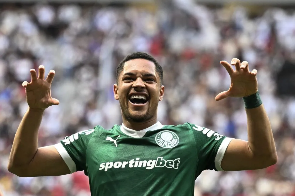 Vitor Roque jogador do Palmeiras comemora seu gol durante partida contra o Vasco no estadio Mane Garrincha pelo campeonato Brasileiro A 2025. Foto: Mateus Bonomi/AGIF