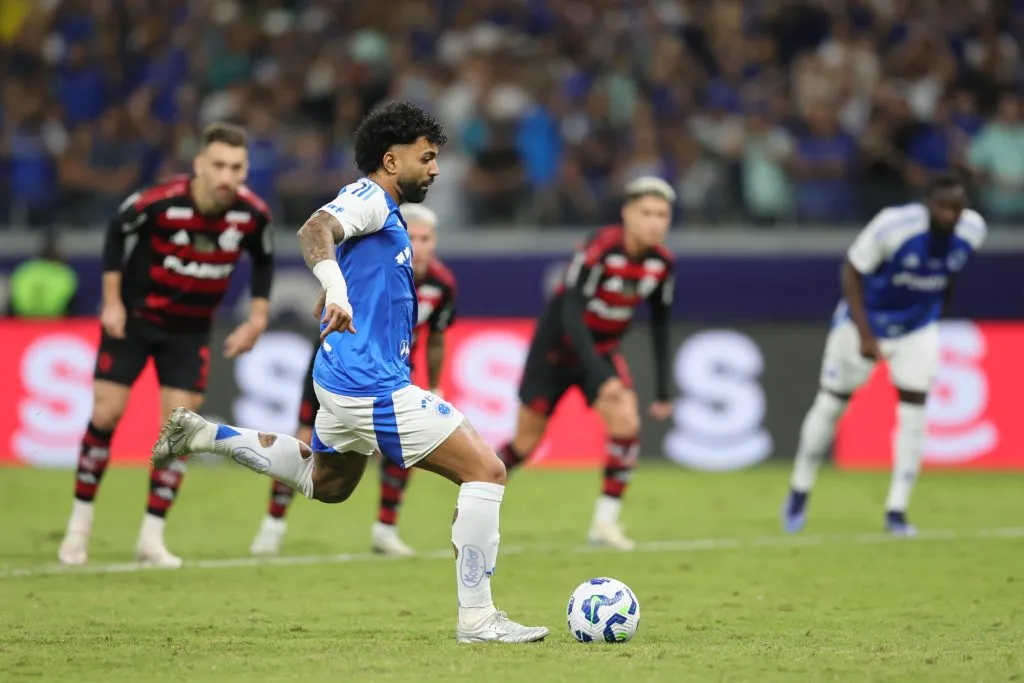Gabigol marca seu gol pelo Cruzeiro diante do Flamengo no Brasileirão 2025. Foto: Gilson Lobo/AGIF