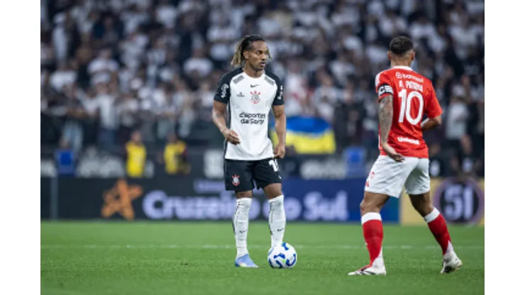Carillo revela conversa com Dorival e pressão de Memphis no Corinthians