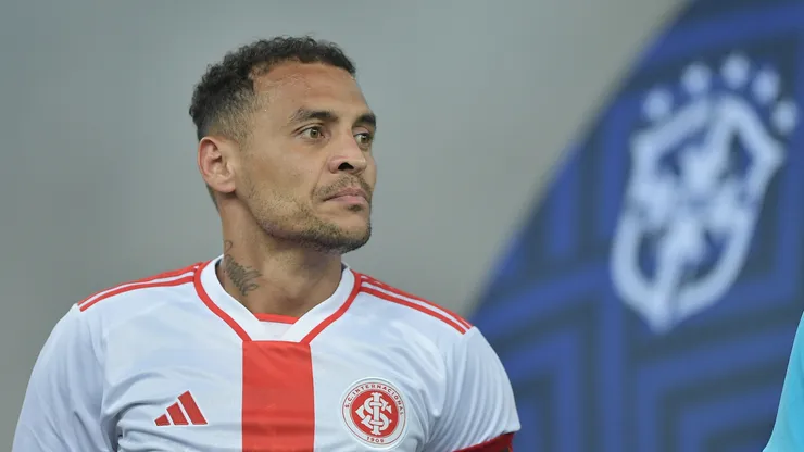 Alan Patrick jogador do Internacional durante partida contra o Flamengo no estádio Maracanã pelo campeonato Brasileiro A 2025. Foto: Thiago Ribeiro/AGIF